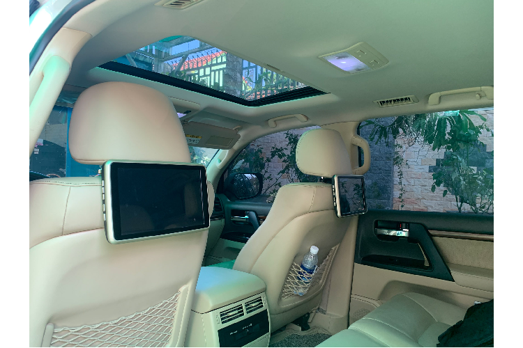 Là mẫu SUV full-size, nội thất Land Cruiser cung cấp chỗ ngồi rộng rãi cho 7 hàng khách với 3 hàng ghế. Tất cả ghế ngồi đều được bọc da cao cấp. Phiên bản máy dầu này được trang trí ốp gỗ, nội thất và vô lăng đa chức năng bọc da, màn hình thông tin giải trí cảm ứng 9 inch cỡ lớn ở khoang lái.