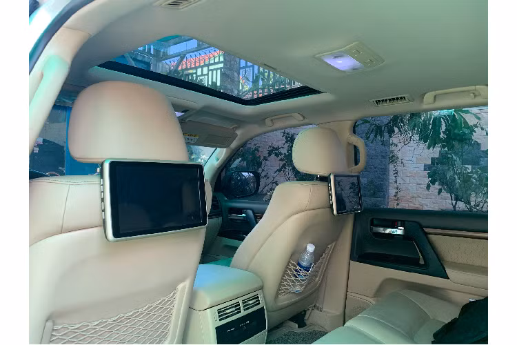 Là mẫu SUV full-size, nội thất Land Cruiser cung cấp chỗ ngồi rộng rãi cho 7 hàng khách với 3 hàng ghế. Tất cả ghế ngồi đều được bọc da cao cấp. Phiên bản máy dầu này được trang trí ốp gỗ, nội thất và vô lăng đa chức năng bọc da, màn hình thông tin giải trí cảm ứng 9 inch cỡ lớn ở khoang lái.