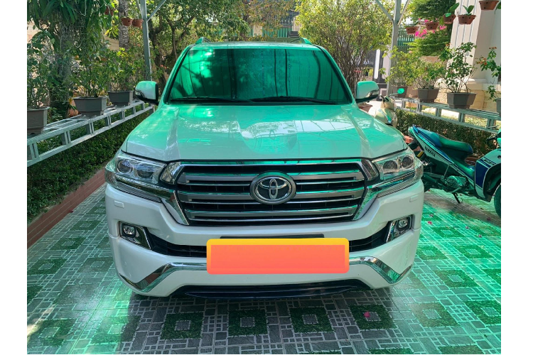 Bên cạnh lựa chọn máy xăng, vẫn có nhiều khách hàngthích sử dụng dòng xe Toyota Land Cruiser máy dầu vì độ bền bỉ, chi phí khi vận hành thấp hơn, kinh tế hơn, hay động cơ cho mô-men xoắn cao. Chính vì thế, luôn có những chiếc Land Cruiser máy dầu được nhập về nước để đáp ứng cho các nhu cầu ấy, dù giá nhập về nước không hề rẻ so với xe máy xăng nhập chính hãng.