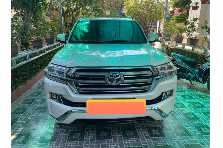 Bên cạnh lựa chọn máy xăng, vẫn có nhiều khách hàngthích sử dụng dòng xe Toyota Land Cruiser máy dầu vì độ bền bỉ, chi phí khi vận hành thấp hơn, kinh tế hơn, hay động cơ cho mô-men xoắn cao. Chính vì thế, luôn có những chiếc Land Cruiser máy dầu được nhập về nước để đáp ứng cho các nhu cầu ấy, dù giá nhập về nước không hề rẻ so với xe máy xăng nhập chính hãng.