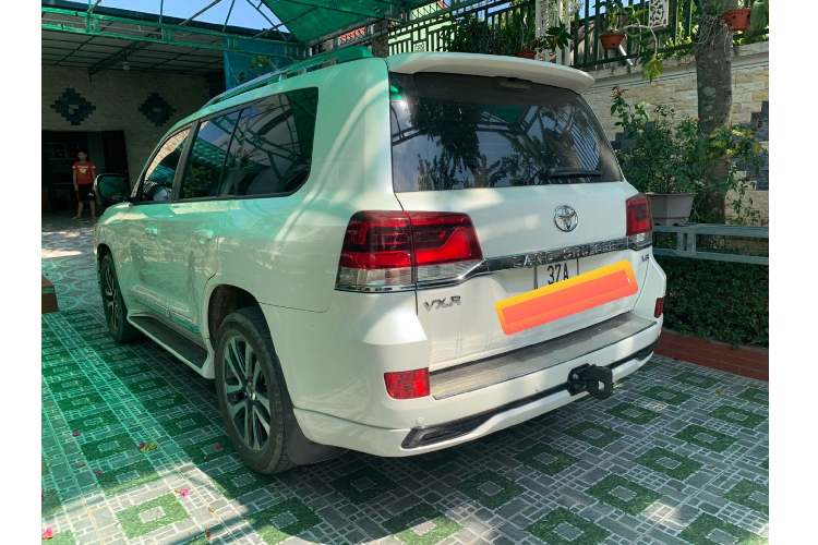 Chiếc Toyota Land Cruiser đời 2018 máy dầu 4.5L này lăn bánh được 23.000km đang được chào giá 5,2 tỷ đồng. Tức đắt hơn khoảng 1,2 tỷ đồng so với Toyota Land Cruiser đời 2020 máy xăng V8 4.6L nhập khẩu chính hãng. Tham khảo giá bán những chiếc Toyota Land Cruiser máy dầu 4.5L đời thấp hơn như 2016 – 2017 có giá rao hiện tại không dưới 4,8 tỷ đồng. Thậm chí, có những chiếc Land Cruiser máy dầu “đi hơn 10 năm” như đời 2008 vẫn có giá bán lại ngót ngét gần 2 tỷ đồng.