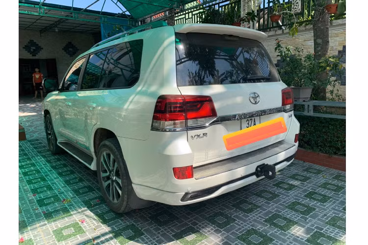 Chiếc Toyota Land Cruiser đời 2018 máy dầu 4.5L này lăn bánh được 23.000km đang được chào giá 5,2 tỷ đồng. Tức đắt hơn khoảng 1,2 tỷ đồng so với Toyota Land Cruiser đời 2020 máy xăng V8 4.6L nhập khẩu chính hãng. Tham khảo giá bán những chiếc Toyota Land Cruiser máy dầu 4.5L đời thấp hơn như 2016 – 2017 có giá rao hiện tại không dưới 4,8 tỷ đồng. Thậm chí, có những chiếc Land Cruiser máy dầu “đi hơn 10 năm” như đời 2008 vẫn có giá bán lại ngót ngét gần 2 tỷ đồng.