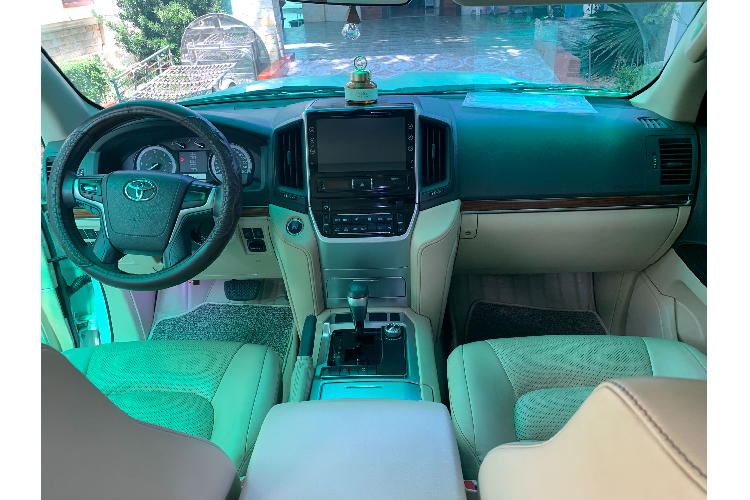 Bên dưới nắp ca-pô chiếc Toyota Land Cruiser này là động cơ V8 dung tích 4.5L tăng áp (mã 1VD-FTV) cho công suất tối đa 260 mã lực tại 3.400 vòng/phút, và mô-men xoắn cực đại 650Nm có được tại ngay dải vòng tua rất thấp từ 1.600 - 2.600 vòng/phút nhờ đó mang lại sức kéo tối ưu cho chiếc SUV cỡ lớn. Mô-men xoắn của động cơ dầu V8 4.5L của Land Cruiser lớn hơn nhiều so với các phiên bản lắp động cơ xăng V8 4.6 hay V8 5.7L, tuy nhiên công suất (hp) thì lại thấp hơn.