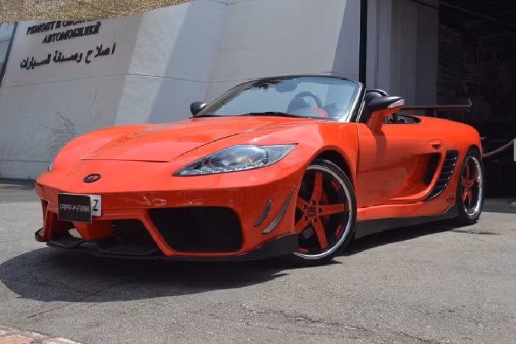 Bên dưới lớp thân vỏ của chiếc xe kỳ lạ đang được chào bán từ công ty Cohen &amp; Cars ở Marbella, Tây Ban Nha này thực chất là một chiếc xe thể thao Porsche Boxster. Nó mang giá 59.900 euro (hơn 1,5 tỷ đồng) nhưng có khả năng không ai sẽ tình nguyện chi ra từng đó tiền để rước về một chiếc xe “không ai biết đấy là gì”.