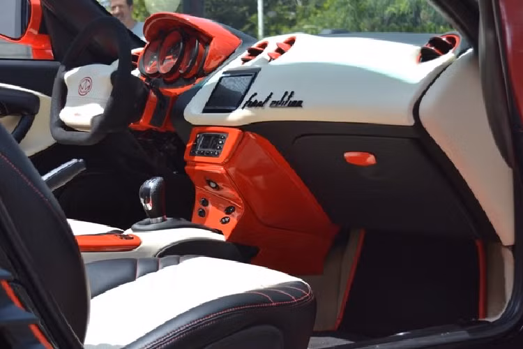 Không chỉ tiến hành “làm thẩm mỹ” phía trước, chiếc Porsche Boxster tiếp tục nhận được các trang bị độ nhằm thay đổi diện mạo ở phía bên sườn với bộ la-zăng màu đỏ và cửa tự sát kiểu Lamborghini.