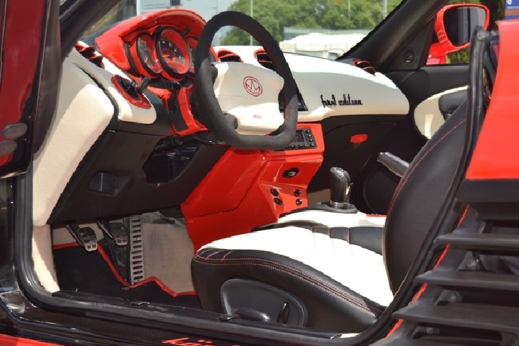 Nhìn vào phía trước của chiếc xe thể thao Đức, rõ ràng là chủ xe trước kia mong muốn độ chiếc Boxster trông giống với Toyota GR Supra đời mới. Do vậy, người ta đã lắp lên nó một bộ đèn pha hậu mãi rẻ tiền mà trông tương đối giống loại có trên Supra, và điều tương tự cũng xảy ra với tấm cản va phía trước.