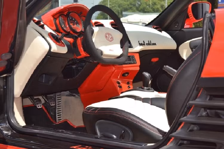 Nhìn vào phía trước của chiếc xe thể thao Đức, rõ ràng là chủ xe trước kia mong muốn độ chiếc Boxster trông giống với Toyota GR Supra đời mới. Do vậy, người ta đã lắp lên nó một bộ đèn pha hậu mãi rẻ tiền mà trông tương đối giống loại có trên Supra, và điều tương tự cũng xảy ra với tấm cản va phía trước.