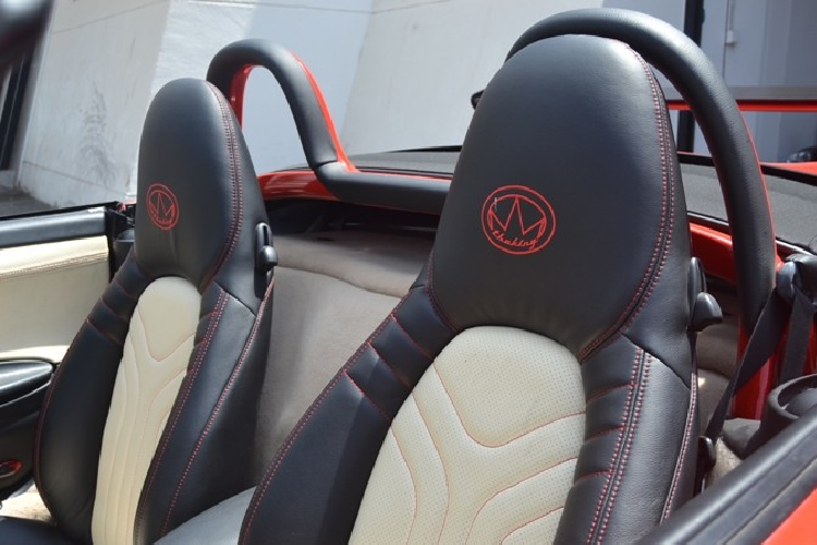 Tuy nhiên, những gì tệ nhất của chiếc xe độ này có lẽ là nằm ở phía sau khi dải đèn hậu trông giống như đến từ một chiếc Renault Megane. Thêm nữa, chiếc xe còn nhận được cánh gió lớn, ống xả kép, và một bộ khuếch tán gió mà có lẽ là chỉ cho đẹp chứ không có tác dụng tạo thêm lực ép xuống.