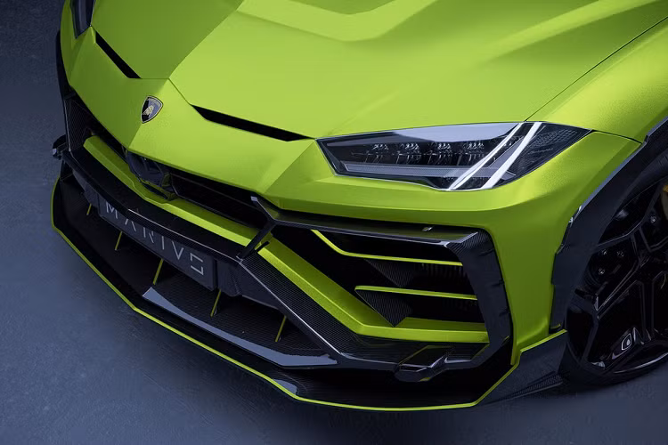 Nắp capo gân guốc và có các khe hút gió. Vòm bánh xe mở rộng hơn nguyên bản, các hốc gió được thiết kế lại và tấm ốp cơ bắp trên chắn bùn trước.