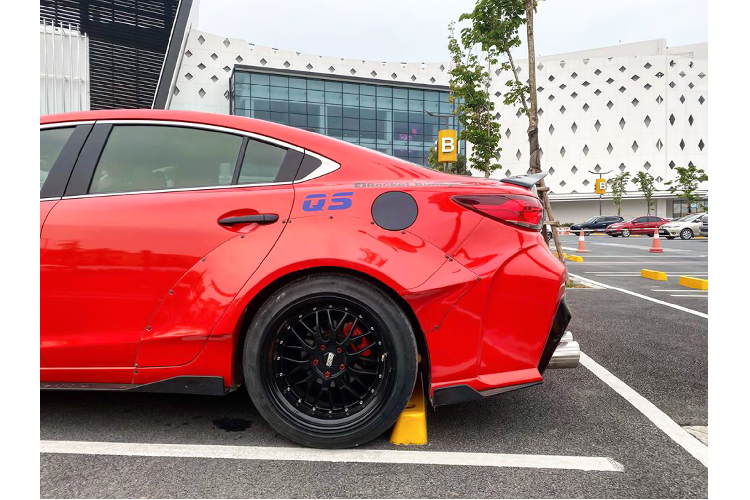 Theo thông tin rao bán, hiện tại xe đã lăn bánh được hơn 60.000km, được đăng ký một đời chủ. Bên cạnh gói độ body thân rộng, xe đã được sơn lại màu đỏ ánh cam đi cùng với nhiều parts đồ chơi như: nắp capo độ, mâm 19 inch 9.5J đi cùng với lốp 245/45R19. Nâng cấp ống xả, ống xả làm lại 4 khúc từ cổ máy ra, đuôi gió với pô 2 bầu Magna Flow.