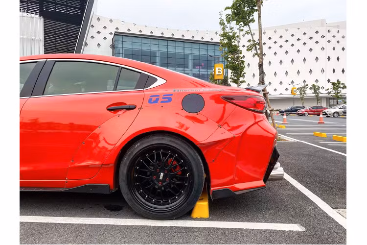 Theo thông tin rao bán, hiện tại xe đã lăn bánh được hơn 60.000km, được đăng ký một đời chủ. Bên cạnh gói độ body thân rộng, xe đã được sơn lại màu đỏ ánh cam đi cùng với nhiều parts đồ chơi như: nắp capo độ, mâm 19 inch 9.5J đi cùng với lốp 245/45R19. Nâng cấp ống xả, ống xả làm lại 4 khúc từ cổ máy ra, đuôi gió với pô 2 bầu Magna Flow.