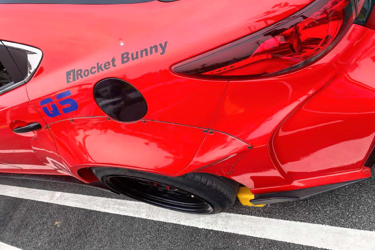 Chưa hết, xe mới về “zin” đèn nguyên bản nhưng còn 1 bộ đèn theo phong cách Mustang và hơn thế nữa. Mặc dù độ “tới nóc” nhưng chủ nhân xe vẫn giữ lại đồ “zin” theo xe như: mâm &amp; lốp + lốp sơ cua (chưa hạ), nắp ca-pô, cản trước và sau, cụm ống xả.