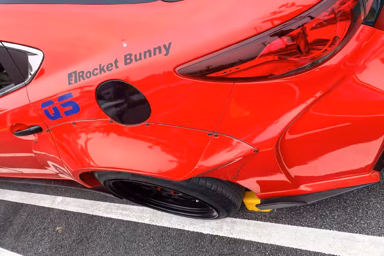 Chưa hết, xe mới về “zin” đèn nguyên bản nhưng còn 1 bộ đèn theo phong cách Mustang và hơn thế nữa. Mặc dù độ “tới nóc” nhưng chủ nhân xe vẫn giữ lại đồ “zin” theo xe như: mâm &amp; lốp + lốp sơ cua (chưa hạ), nắp ca-pô, cản trước và sau, cụm ống xả.