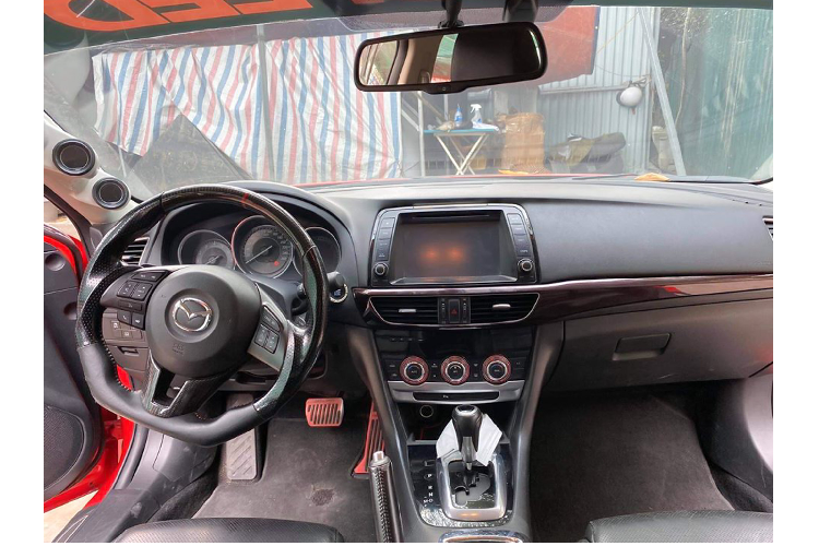 Theo phong cách body thân rộng, hai bên hông được gắn thêm tấm ốp sườn, bộ khuếch tán sau được hạ thấp hơn so với xe nguyên bản. Cụm 4 ống xả được chia bố trí chia đều sang 2 bên, trang bị thêm cánh gió sơn cùng màu với thân xe để hoàn thiệt vẻ ngoài thể thao cho chiếc sedan. Ngoại thất được trang trí bằng nhiều sticker để chiếc sedan thêm chất “underground” hơn.