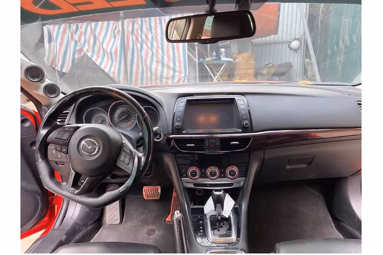 Theo phong cách body thân rộng, hai bên hông được gắn thêm tấm ốp sườn, bộ khuếch tán sau được hạ thấp hơn so với xe nguyên bản. Cụm 4 ống xả được chia bố trí chia đều sang 2 bên, trang bị thêm cánh gió sơn cùng màu với thân xe để hoàn thiệt vẻ ngoài thể thao cho chiếc sedan. Ngoại thất được trang trí bằng nhiều sticker để chiếc sedan thêm chất “underground” hơn.