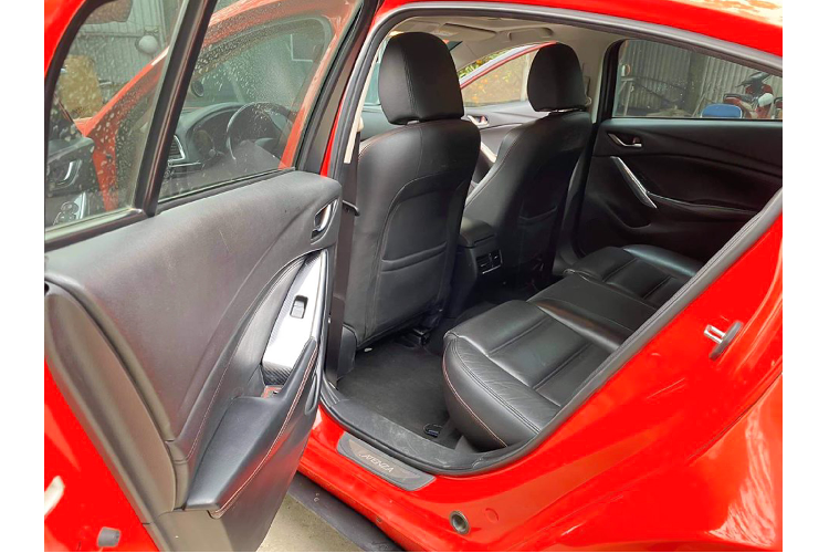 Bên trong nội thất, chủ của chiếc xe sedan Mazda6 đã chịu chơi khi nâng cấp cụm đồng hồ cột A hiển thị báo áp suất máy và nhiệt độ dầu, trong khi vô lăng được bọc da + trang trí carbon và thêm lẫy số.