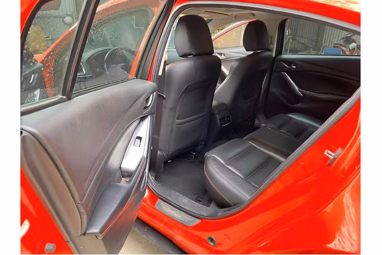 Bên trong nội thất, chủ của chiếc xe sedan Mazda6 đã chịu chơi khi nâng cấp cụm đồng hồ cột A hiển thị báo áp suất máy và nhiệt độ dầu, trong khi vô lăng được bọc da + trang trí carbon và thêm lẫy số.