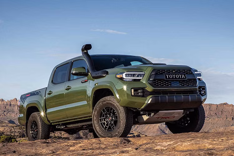 Ở phân khúc bán tải hạng trung, chênh lệch số liệu có nhiều điểm tương đồng. Tuy nhiên có một sự khác biệt không hề nhẹ. Cụ thể, thống kê doanh số Ford Ranger trong quý II/2020 đã bán được 25.008 chiếc. Trong khi đó, đối thủ Chevy Colorado được ghi nhận với mức doanh số 19.843 chiếc. So sánh với dữ liệu cùng kỳ năm ngoái, doanh số Colorado đã suy giảm tới 37,3%. Ngược lại, Ford Ranger đã tăng trưởng 68,1 %.