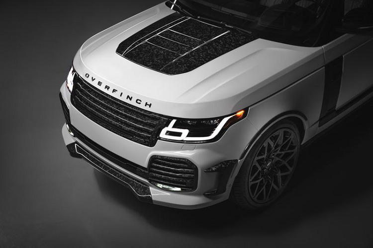 Hoàn thiện vẻ ngoài độc đáo của Range Rover Velocity Final Edition mới là bộ la-zăng Cyclone 23 inch có thể sơn đen bóng Gloss Black, đen mờ Shadow Black hoặc một lớp sơn riêng theo ý muốn chủ xe.