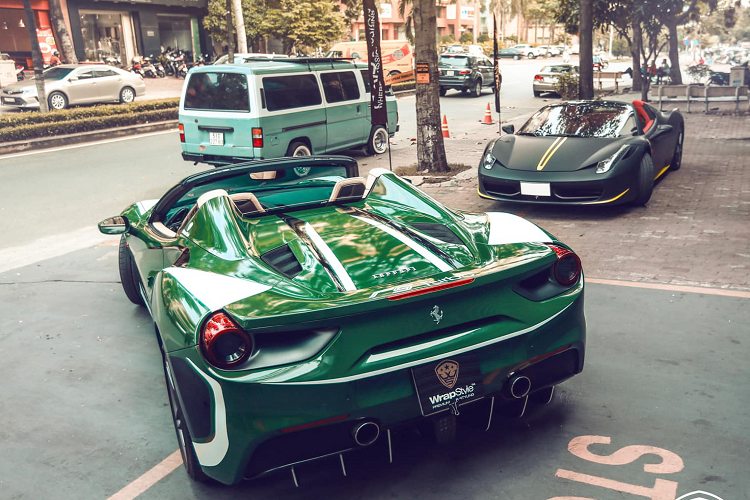 Cụ thể, màu sơn mới của xe là màu xanh lá cây độc đáo, xen kẽ là các đường kẻ màu trắng tạo nên sự tương phản dành cho xe, cản trước và ốp hông được dán thành màu đen bóng. Nguyên bản chiếc Ferrari 488 Spider mui trần này vốn cũng đã thuộc diện "độc" khi sở hữu màu sơn xanh dương Blue Corsa, chiếc 488 duy nhất trong nước có màu sơn này.