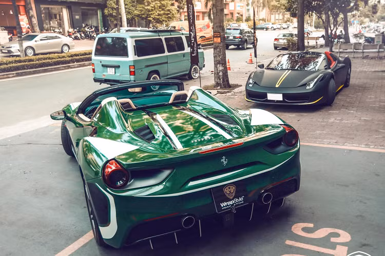 Cụ thể, màu sơn mới của xe là màu xanh lá cây độc đáo, xen kẽ là các đường kẻ màu trắng tạo nên sự tương phản dành cho xe, cản trước và ốp hông được dán thành màu đen bóng. Nguyên bản chiếc Ferrari 488 Spider mui trần này vốn cũng đã thuộc diện "độc" khi sở hữu màu sơn xanh dương Blue Corsa, chiếc 488 duy nhất trong nước có màu sơn này.