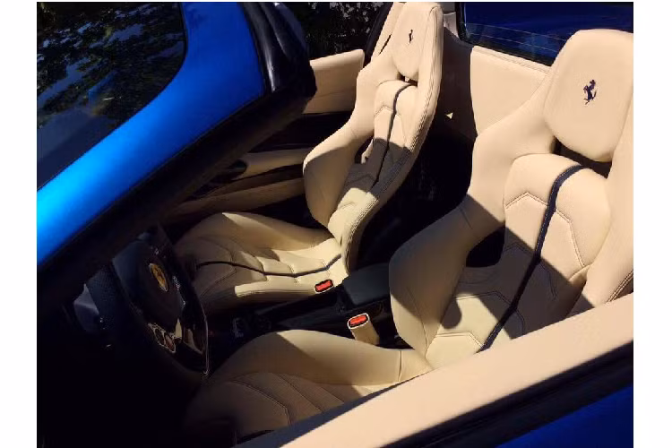 Bộ vành 5 chấu kép của xe vẫn được giữ nguyên ở màu xám, ẩn phía đằng sau là cùm phanh màu vàng cho hệ thống đĩa phanh gốm carbon.