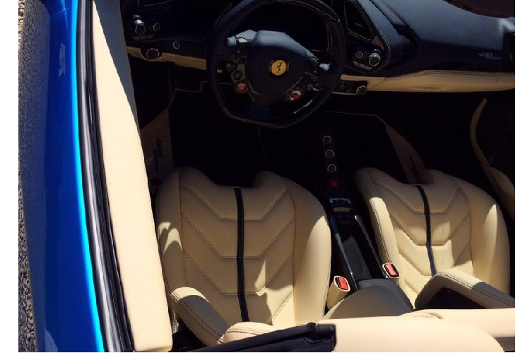 Trái ngược sự sặc sỡ của ngoại thất, nội thất của chiếc Ferrari 488 Spider có màu kem sáng khá nhẹ nhàng và sang trọng, điểm xuyết bởi sọc kẻ màu đen ở chính giữa ghế ngồi. Ghế ngồi của xe là loại ghế đua làm từ sợi carbon. Đai an toan màu xanh dương.