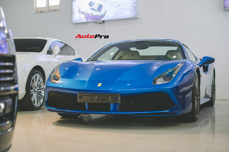 Ferrari 488 Spider sở hữu động cơ V8, tăng áp kép, dung tích 3,9 lít, sản sinh công suất tối đa 660 mã lực tại và mô-men xoắn cực đại 760 Nm. Kết hợp cùng hộp số tự động 7 cấp tích hợp lẫy chuyển số trên vô lăng, nhờ đó, siêu xe mui trần nhà Ferrari mất khoảng 3 giây để tăng tốc từ 0-100 km/h trước khi đạt vận tốc tối đa 325 km/h.