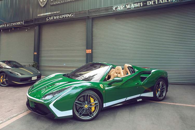 Trong thời gian qua không ít chủ siêu xe đã mang những "xế cưng" của mình đi chăm sóc lại diện mạo để đón Tết Nguyên đán đang cận kề. Vị đại gia người Bình Phước cũng không phải ngoại lệ với phương thức lựa chọn là khoác lên lớp decal mới cho chiếc Ferrari 488 Spider độc nhất của mình.