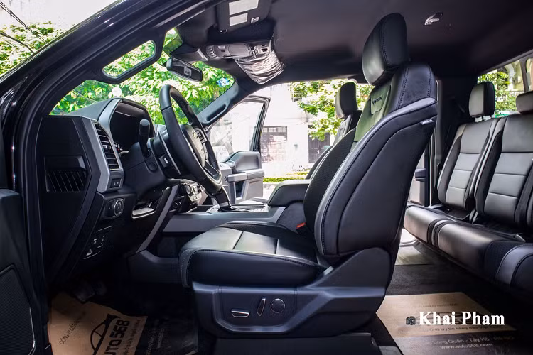 Ngoài sự khác biệt nhỏ trên, Ford F-150 Raptor SuperCab mới vẫn có hệ thống ghế ngồi Recaro kết hợp da và vải Alcantara đặc trưng. Hàng ghế trước của xe có tính năng chỉnh điện đa hướng, ghế lái bổ sung thêm khả năng nhớ 3 vị trí.