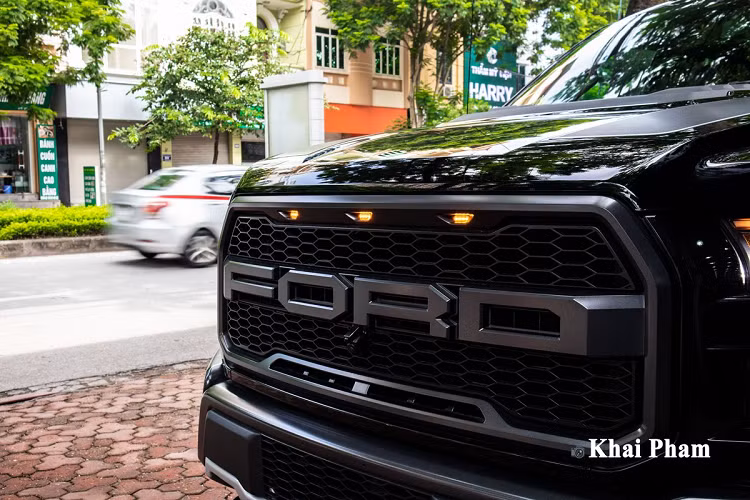 Chất cơ bắp hiện diện xuyên suốt ngoại thất của Ford F-150 Raptor và khu vực đuôi xe cũng tương tự. Cụm đèn hậu dạng LED tích hợp tính năng cảnh báo va chạm phía sau là điểm đặc trưng trên mẫu bán tải cỡ lớn này.