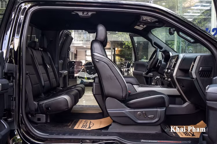 Ford F-150 Raptor SuperCab (cabin đơn dài) được người dùng ví như chiếc Rolls-Royce bán tải bởi sở hữu phong cách thiết kế cửa tương tự các sản phẩm của thương hiệu Anh quốc. Được biết, đây là Ford F-150 Raptor cửa Rolls-Royce thứ 2 tại Việt Nam và là chiếc xe đầu tiên ở Hà Nội.