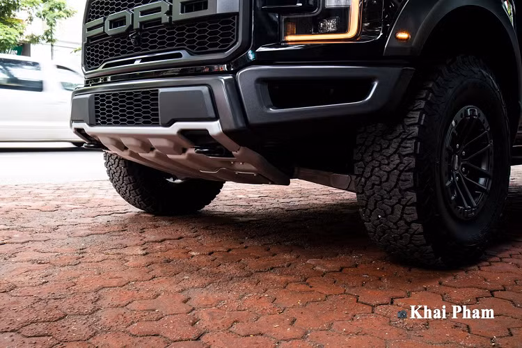 Đối với phiên bản đặc biệt này, Ford F-150 Raptor 2020 chỉ có trục cơ sở dài 3.408 mm, ngắn hơn 300 mm so với phiên bản 4 cửa có chiều dài cơ sở lên đến 3.708 mm. Điều này sẽ khiến không gian bên trong xe thu hẹp, đặc biệt là hàng ghế sau so với biến thể cabin đôi.