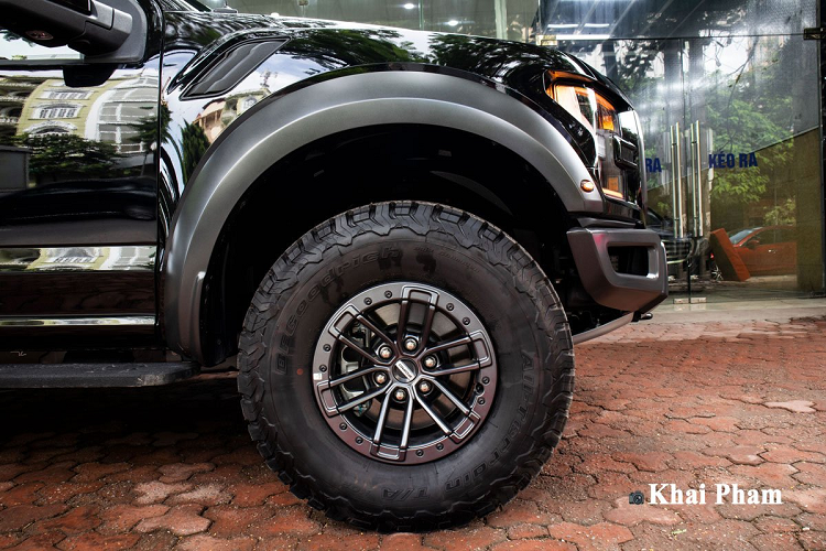 Về tiện nghi, khách hàng sẽ được trải nghiệm hệ thống giải trí thông qua màn hình cảm ứng 8 inch chạy hệ điều hành SYNC 3, FordPass ConnectTM kết nối WiFi Hotspot cho 10 thiết bị ngoại vi. Đầu ra của hệ thống giải trí này là dàn âm thanh Bang &amp; Olufsen cao cấp.