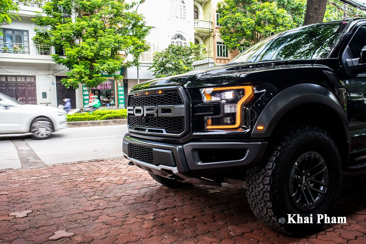 Ở ngoại hình, Ford F-150 Raptor SuperCab gần như không có sự khác biệt so với những phiên bản tiêu chuẩn của dòng Raptor đã có mặt ở Việt Nam. Mẫu xe này sở hữu đầu xe phong cách riêng nhờ lưới tản nhiệt cỡ lớn có tên thương hiệu kèm camera quan sát phía trước. Nối liền 2 bên là cụm đèn pha LED toàn phần tạo hình chữ "C" quen thuộc với các tính năng đèn tự động, cản trước sử dụng hợp kim cứng cáp.