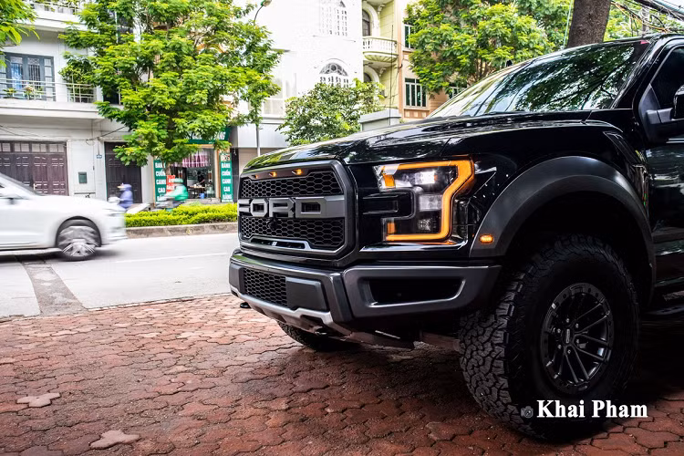 Ở ngoại hình, Ford F-150 Raptor SuperCab gần như không có sự khác biệt so với những phiên bản tiêu chuẩn của dòng Raptor đã có mặt ở Việt Nam. Mẫu xe này sở hữu đầu xe phong cách riêng nhờ lưới tản nhiệt cỡ lớn có tên thương hiệu kèm camera quan sát phía trước. Nối liền 2 bên là cụm đèn pha LED toàn phần tạo hình chữ "C" quen thuộc với các tính năng đèn tự động, cản trước sử dụng hợp kim cứng cáp.