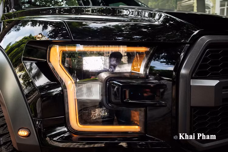 Phần thân xe mới Ford F-150 Raptor SuperCab có bộ mâm 17 inch màu titan kết hợp cùng bộ lốp chuyên dụng để chạy các cung đường off-road. Ngoài ra, Ford F-150 Raptor cửa Rolls-Royce còn được trang bị hệ thống treo thích ứng Fox Racing Shox với công nghệ “Live-Valve” mới mà hãng FOX cùng Ford Performance hợp tác phát triển. Gương chiếu hậu xe vẫn tương tự những bản cabin đôi với đèn xi-nhan LED, tính năng chỉnh/gập điện tích hợp tính năng cảnh báo điểm mù, sấy gương...