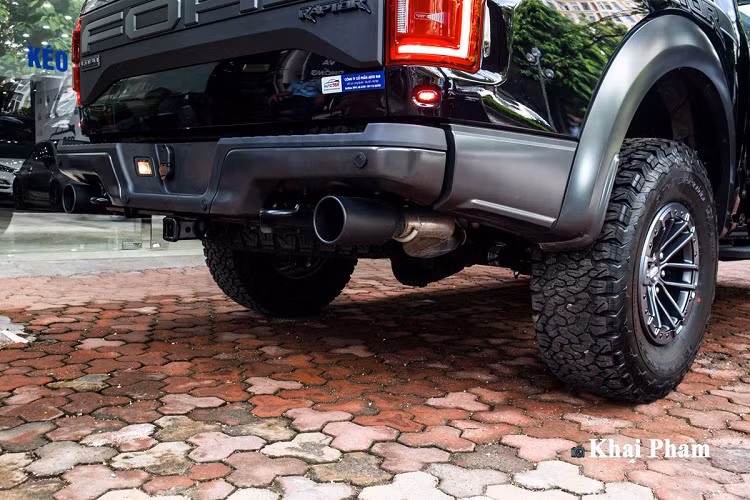 F-150 Raptor SuperCab vận hành nhờ khối động cơ xăng V6 - 3.5L tăng áp kép (Twin-turbo) công nghệ EcoBoost. Động cơ trên cho cho công suất tối đa 450 mã lực tại 3.500 vòng/phút và mô-men xoắn cực đại 691Nm tại 3.500 vòng/phút kết hợp hộp số tự động 10 cấp (10AT SelectShift) cùng hệ dẫn động 4 bánh toàn thời gian. Giá xe Ford F-150 Raptor SuperCab được chào bán với mức giá khoảng hơn 4 tỷ đồng tại đại lý tư nhân Hà Nội.