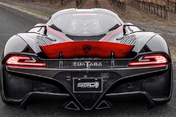 Những đối thủ này của Tuatara đều có khả năng đạt vận tốc cực đại lên đến hơn 430 km/h và thậm chí vượt ngưỡng 480 km/h với Chiron Super Sport 300+ đạt tốc độ 482,8 km/h vào cuối năm ngoái.