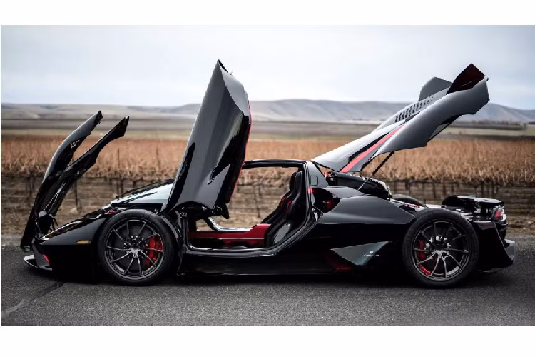 Sức mạnh này sẽ được truyền đến bánh sau thông qua hộp số CIMA 7 cấp cho phép thời gian chuyển số chưa đầy 100 mili-giây. Những thông số vận hành như thời gian tăng tốc và tốc độ tối đa của SSC Tuatara hoàn toàn mới hiện chưa được công bố, tuy nhiên hãng mong muốn chiếc xe sẽ trở thành một trong những chiếc xe nhanh nhất thế giới.