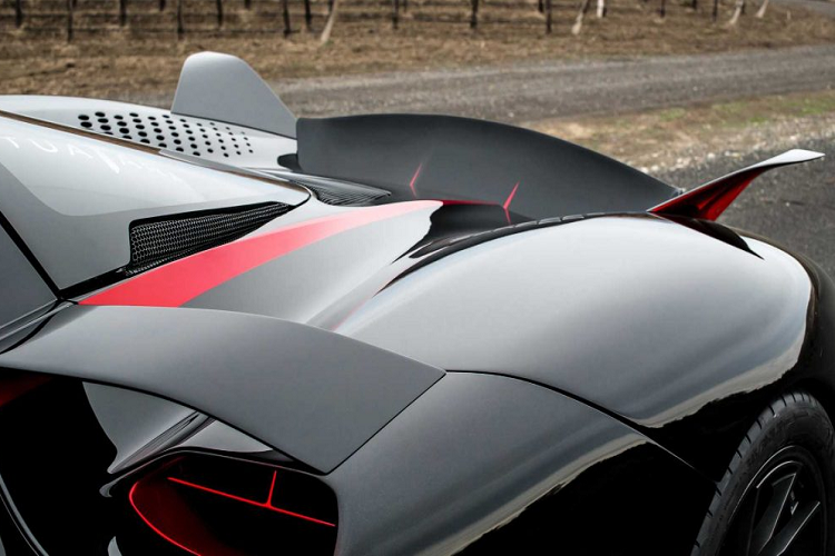 SSC North America đã trang bị cho Tuatara động cơ V8 dung tích 5,9 lít, tăng áp kép. Động cơ này có khả năng sản sinh công suất 1.350 mã lực khi sử dụng xăng khoáng có trị số octan từ 91 trở lên và 1.750 mã lực khi sử dụng xăng sinh học E85.