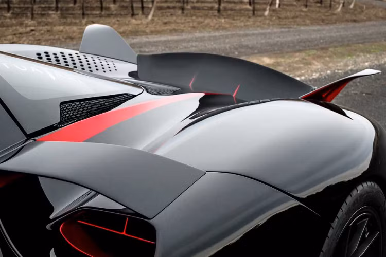 SSC North America đã trang bị cho Tuatara động cơ V8 dung tích 5,9 lít, tăng áp kép. Động cơ này có khả năng sản sinh công suất 1.350 mã lực khi sử dụng xăng khoáng có trị số octan từ 91 trở lên và 1.750 mã lực khi sử dụng xăng sinh học E85.