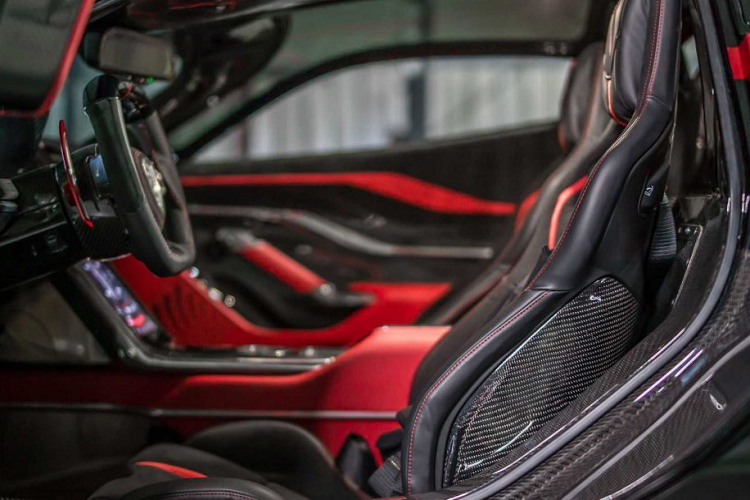 Chiếc SSC Tuatara phiên bản thương mại sẽ gần như giữ lại toàn bộ những đường nét thiết kế như trên chiếc xe concept với một số chi tiết được làm lại nhằm thích hợp hơn với việc vân hành.