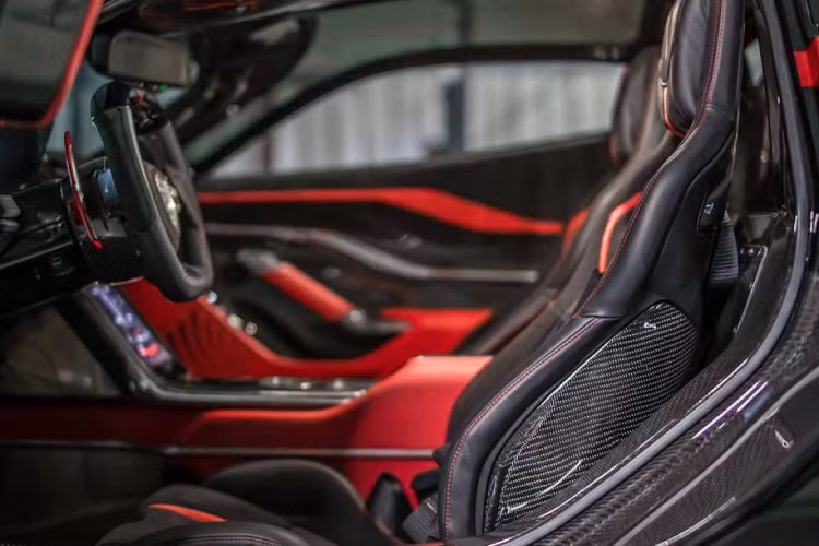 Chiếc SSC Tuatara phiên bản thương mại sẽ gần như giữ lại toàn bộ những đường nét thiết kế như trên chiếc xe concept với một số chi tiết được làm lại nhằm thích hợp hơn với việc vân hành.