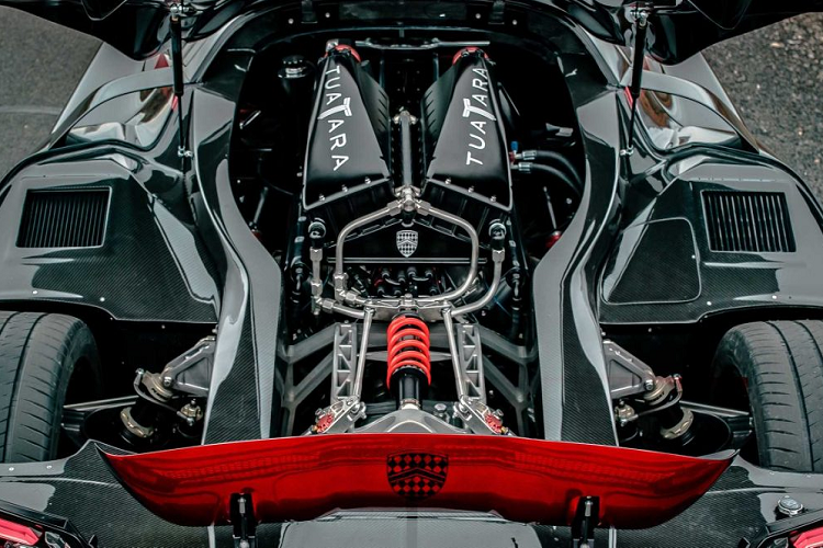 Với thiết kế này, xe có hệ số cản gió chỉ ở mức 0.279 cd và trọng lượng khô ở mức 1.247 kg nhờ sử dụng khung gầm được làm bằng sợi carbon. SSC Tuatara sử dụng bộ mâm đa chấu sơn đen bóng với một phần sơn cam độc đáo kích thước 20 inch.