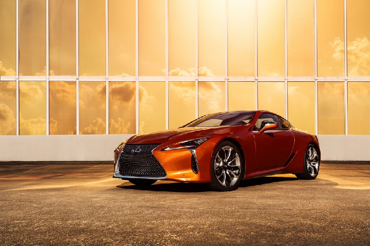 Về truyền động, Lexus LC 500 được trang bị động cơ hút khí tự nhiên V8 5.0L, sản sinh công suất 471 mã lực và mô-men xoắn cực đại 540Nm. Sức mạnh này được kết hợp với hộp số 10 cấp và dẫn động cầu sau, giúp xe có thể tăng tốc từ 0 - 100 km/h chỉ trong 4,4 giây, trước khi cán tới tốc độ tối đa 270 km/h.