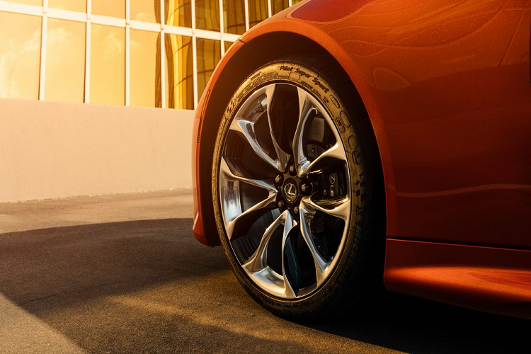 Về thiết kế ngoại thất, Lexus LC 500 là sự giao thoa giữa ngôn ngữ L-Fitness truyền thống của Lexus và phong cách tương lai đầy cá tính. Bằng chứng là Lexus LC 500 nói riêng hay LC nói chung đều sở hữu phần đầu xe dài miên man và phần đuôi xe ngắn, đặc trưng dòng coupe hiện đại.