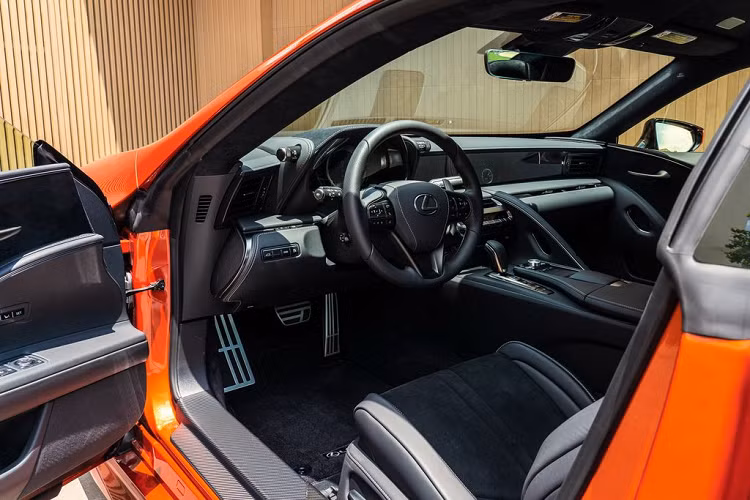 Về nội thất, Lexus LC 500 mới được trang bị khoang nội thất bọc trong da bò toàn bộ. Ngoài ra, cụm điều khiển trung tâm và bảng táp-lô được trang trí bởi các thợ thủ công Takumi nổi tiếng của Lexus.