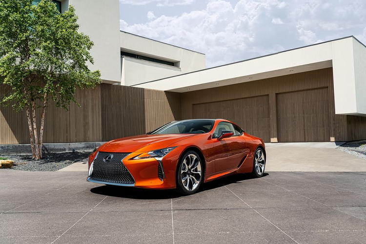 Dù chưa được tiết lộ về giá bán nhưng những chiếc xe sang Lexus LC 500 đang có mặt tại Việt Nam trước đây từng được nhiều đại lý tư nhân nhập về và chào giá dao động trong khoảng 10 tỷ đồng. Do đó, giá xe Lexus LC 500 2021 chính hãng dự kiến khó có thể thể thấp hơn con số này.