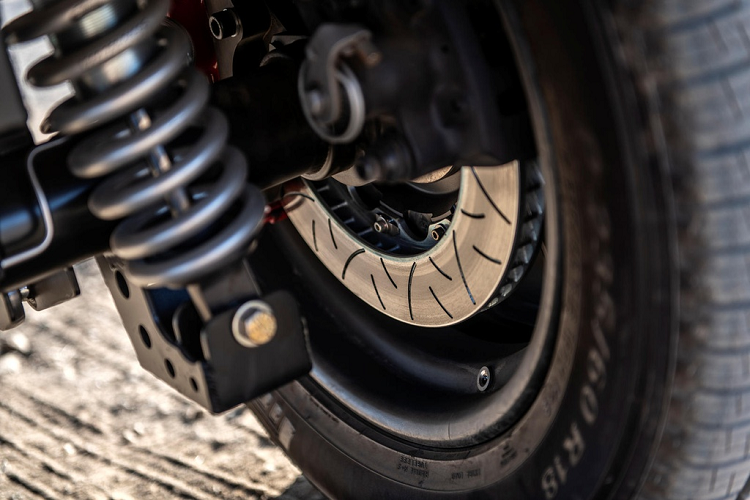 Zero Labs bổ sung thêm lò xo chống sốc Fox giúp Ford Bronco chạy điện có thể vượt địa hình và phanh gốm-carbon Brembo.